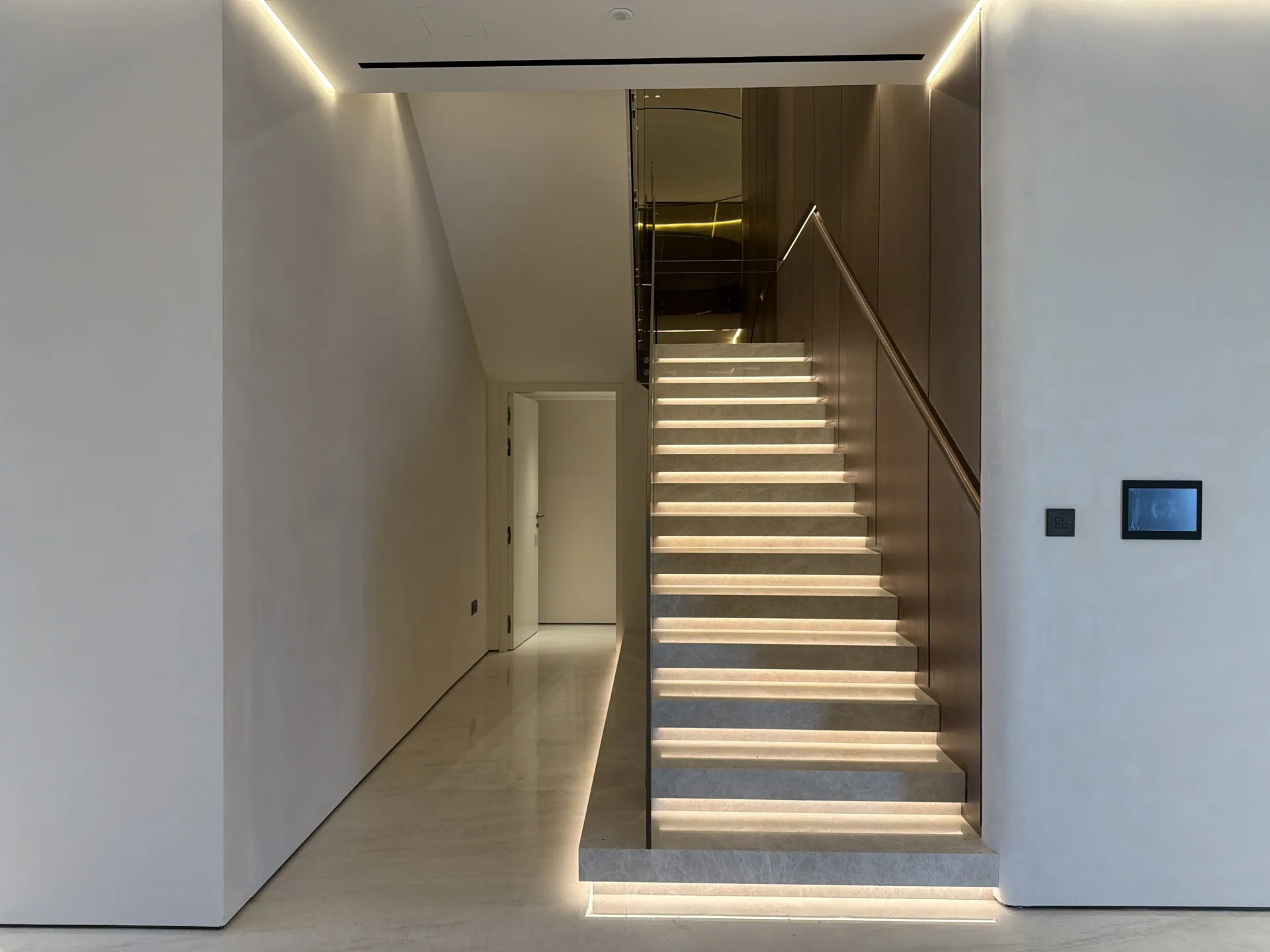 A Real-Site Finish Study - Study 12, a microcement residential decorative finish in chalk white